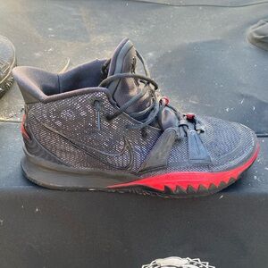 Kyrie 7 Bred like new they feel great they are just to small for me barely used